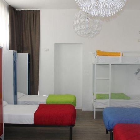 Lake Garda Beach Hostel パデンゲ・スル・ガルダ エクステリア 写真