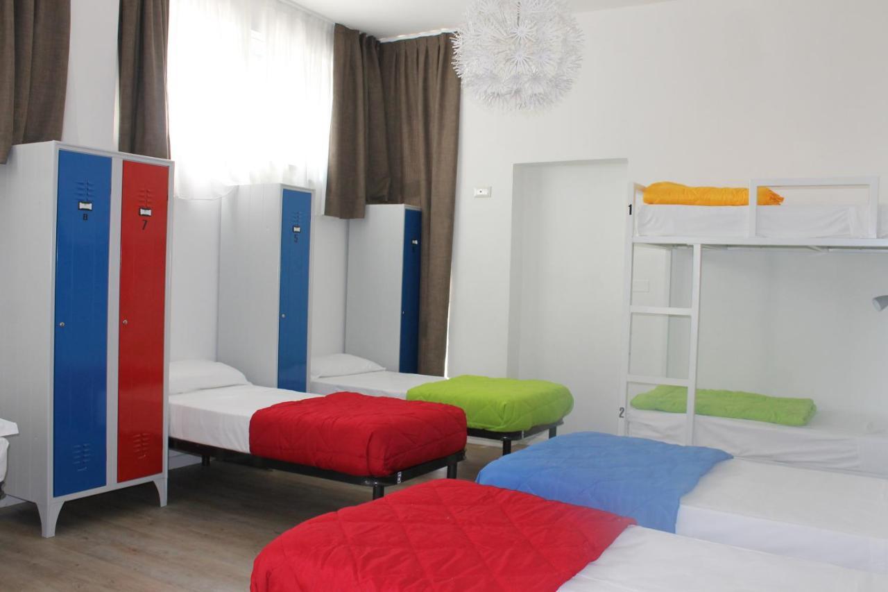 Lake Garda Beach Hostel パデンゲ・スル・ガルダ エクステリア 写真