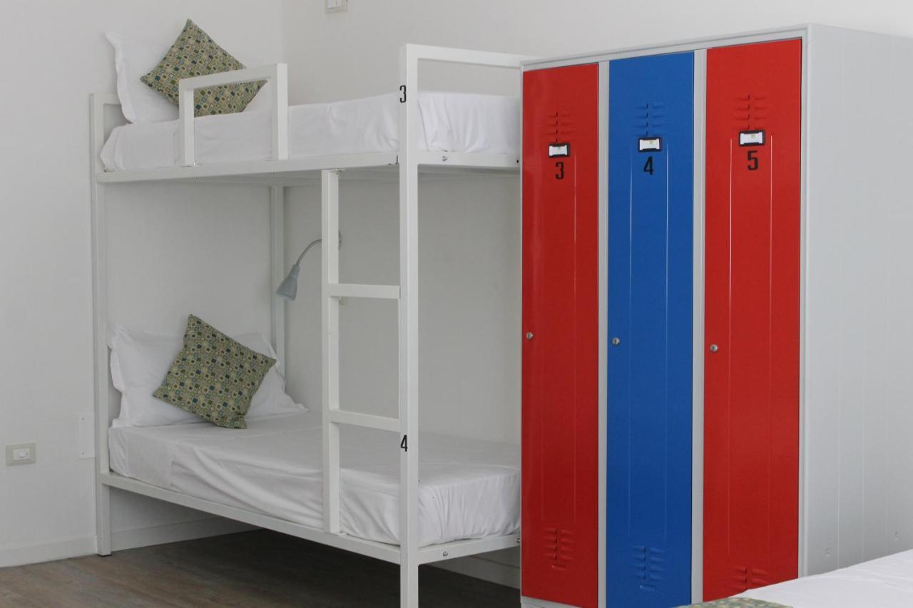 Lake Garda Beach Hostel パデンゲ・スル・ガルダ エクステリア 写真
