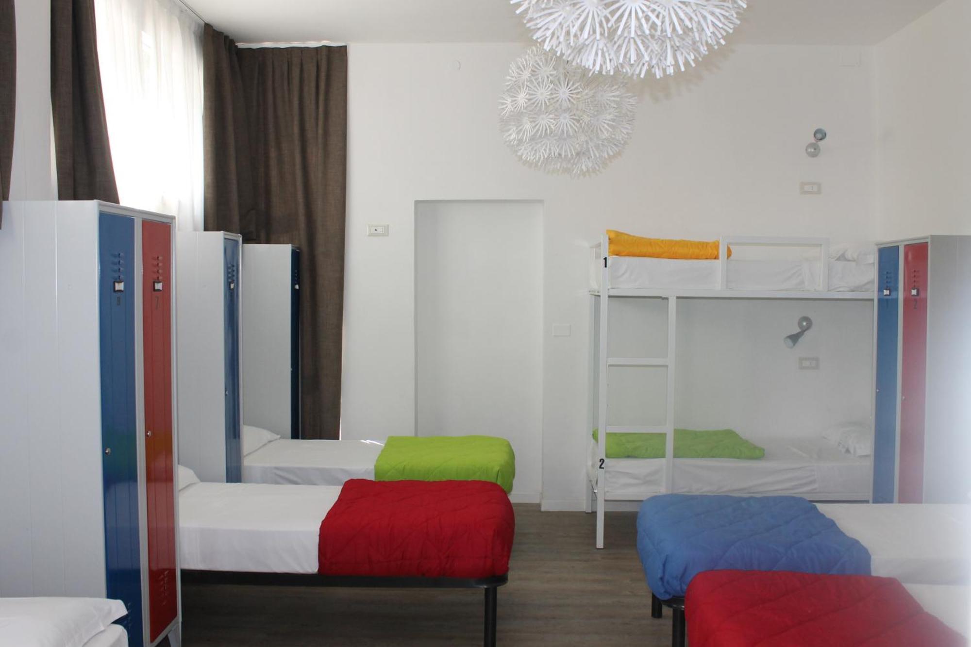 Lake Garda Beach Hostel パデンゲ・スル・ガルダ エクステリア 写真