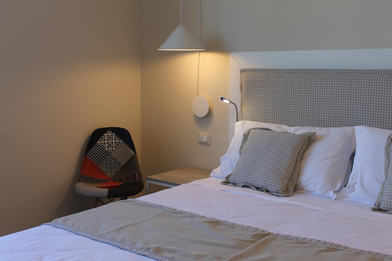 Lake Garda Beach Hostel パデンゲ・スル・ガルダ エクステリア 写真