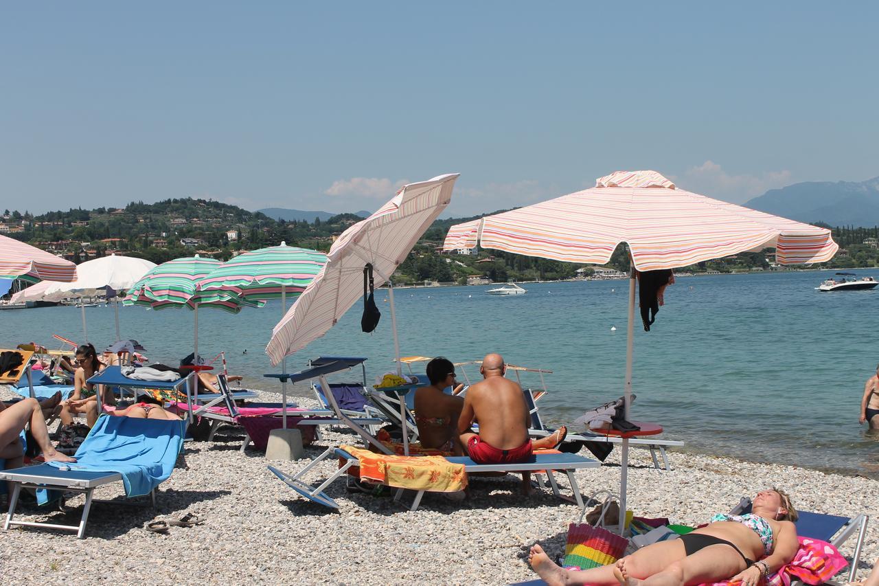 Lake Garda Beach Hostel パデンゲ・スル・ガルダ エクステリア 写真