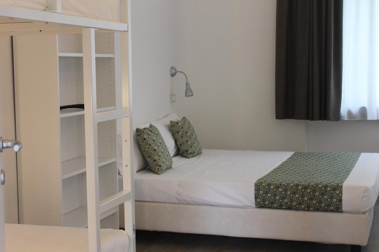 Lake Garda Beach Hostel パデンゲ・スル・ガルダ エクステリア 写真