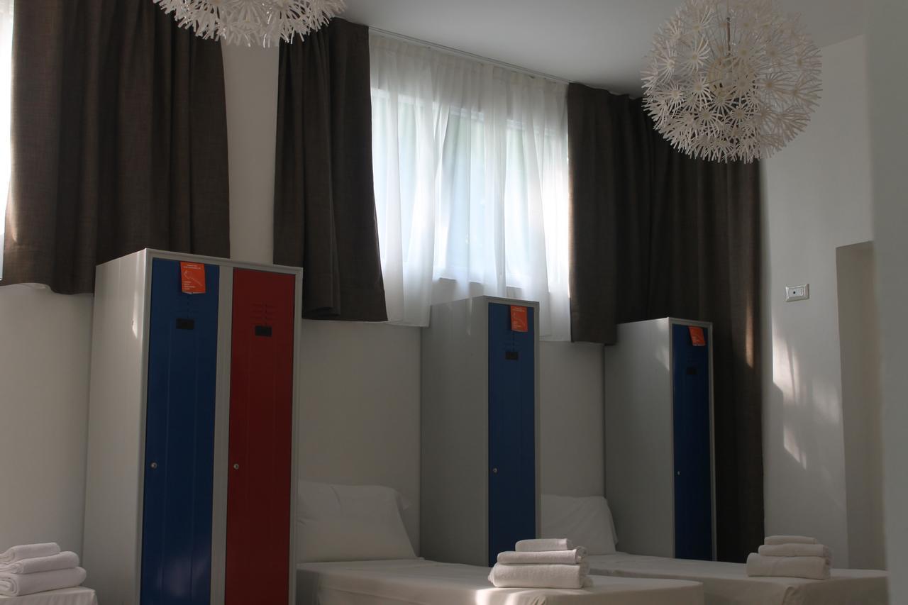 Lake Garda Beach Hostel パデンゲ・スル・ガルダ エクステリア 写真