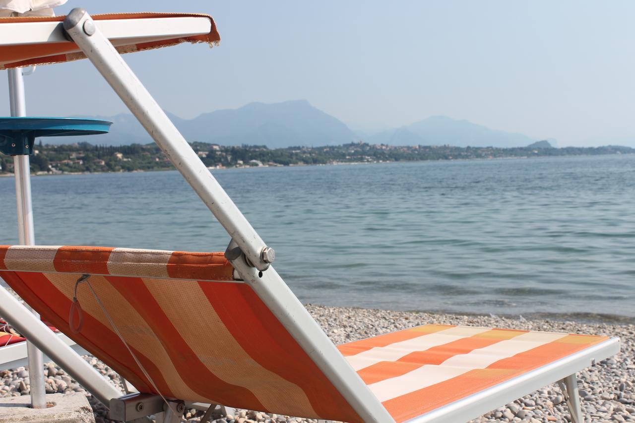 Lake Garda Beach Hostel パデンゲ・スル・ガルダ エクステリア 写真