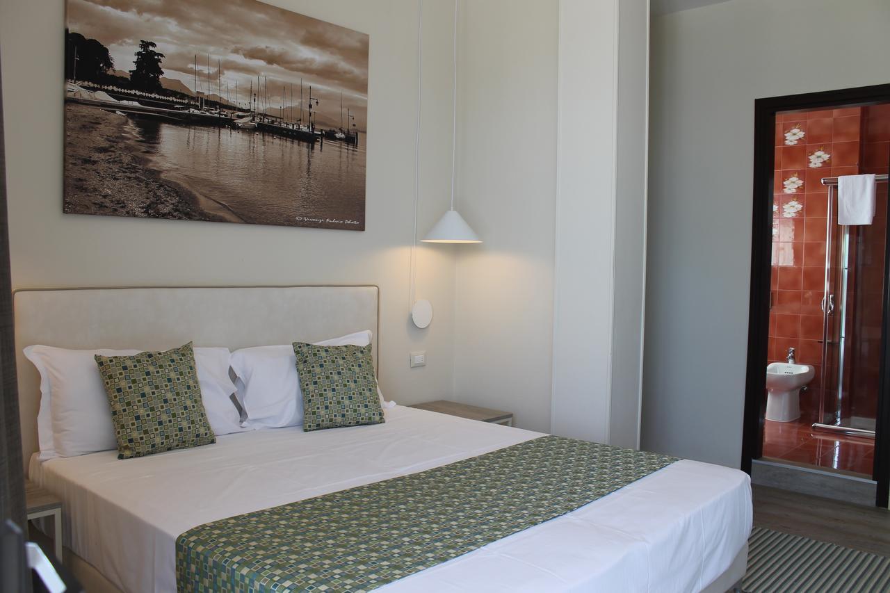 Lake Garda Beach Hostel パデンゲ・スル・ガルダ エクステリア 写真