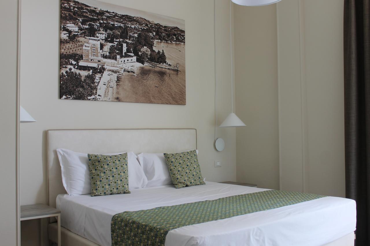 Lake Garda Beach Hostel パデンゲ・スル・ガルダ エクステリア 写真