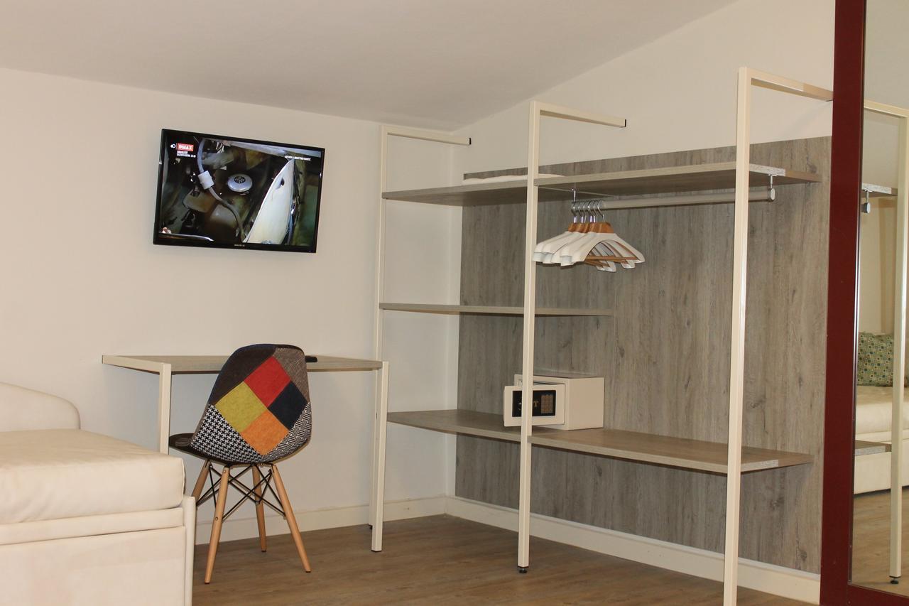 Lake Garda Beach Hostel パデンゲ・スル・ガルダ エクステリア 写真