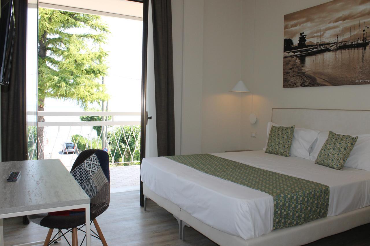 Lake Garda Beach Hostel パデンゲ・スル・ガルダ エクステリア 写真