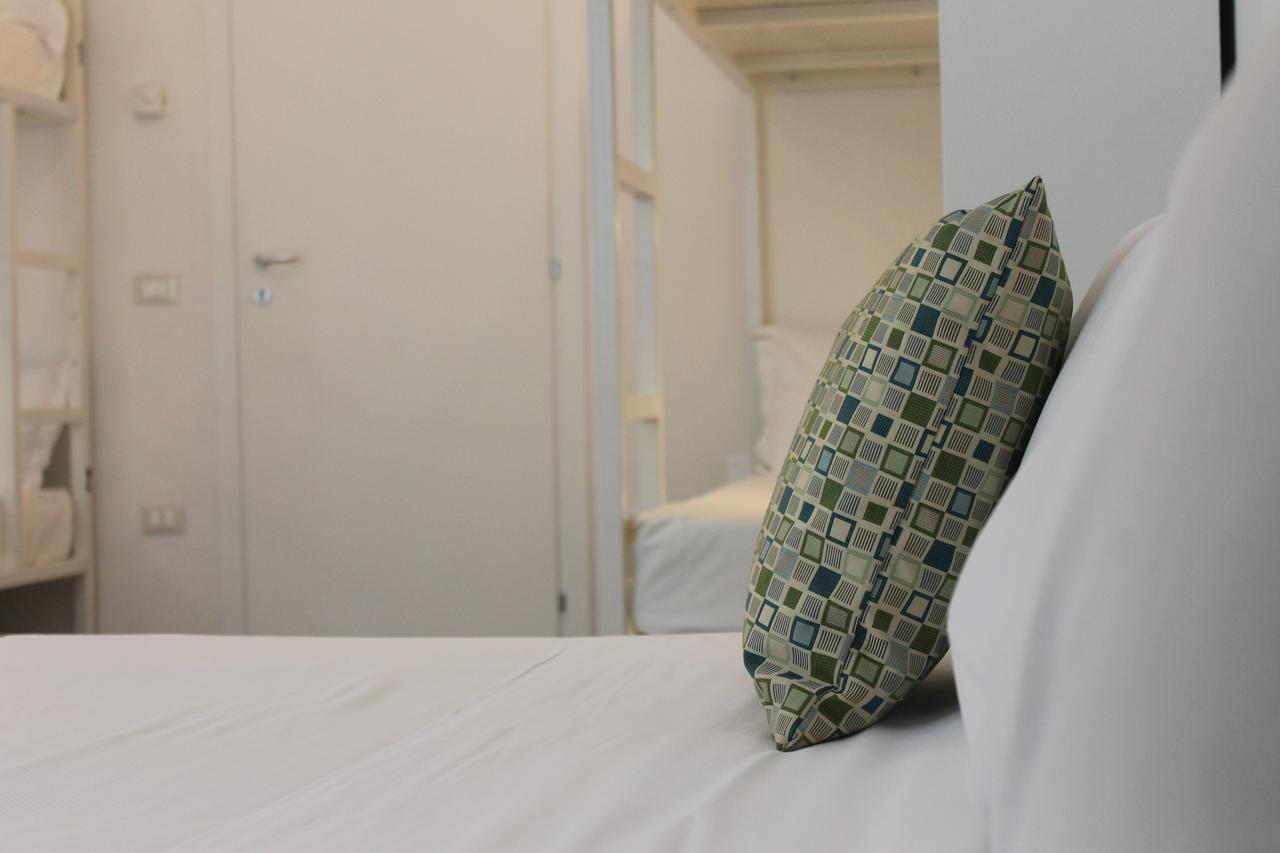 Lake Garda Beach Hostel パデンゲ・スル・ガルダ エクステリア 写真
