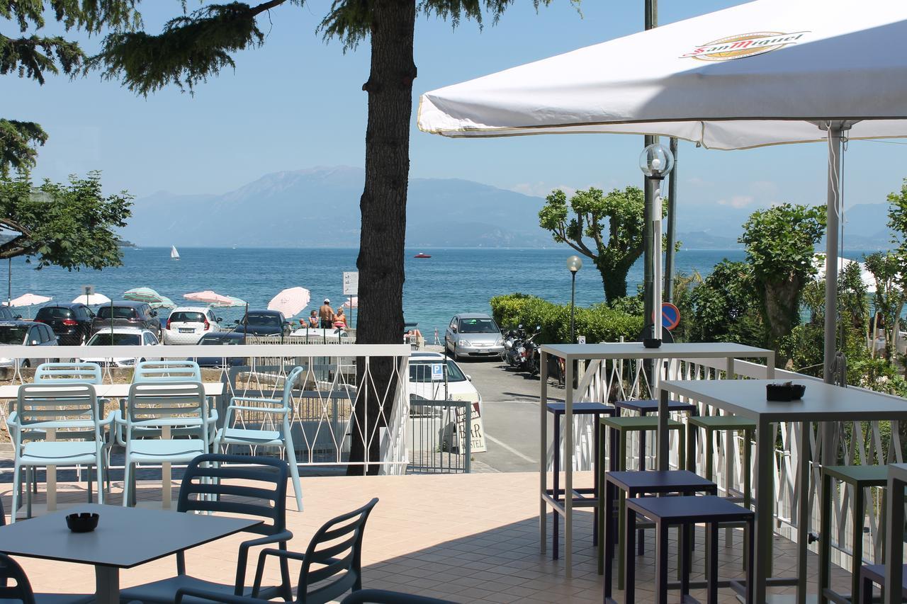 Lake Garda Beach Hostel パデンゲ・スル・ガルダ エクステリア 写真
