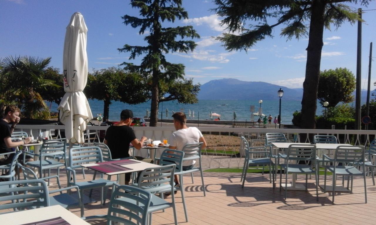 Lake Garda Beach Hostel パデンゲ・スル・ガルダ エクステリア 写真