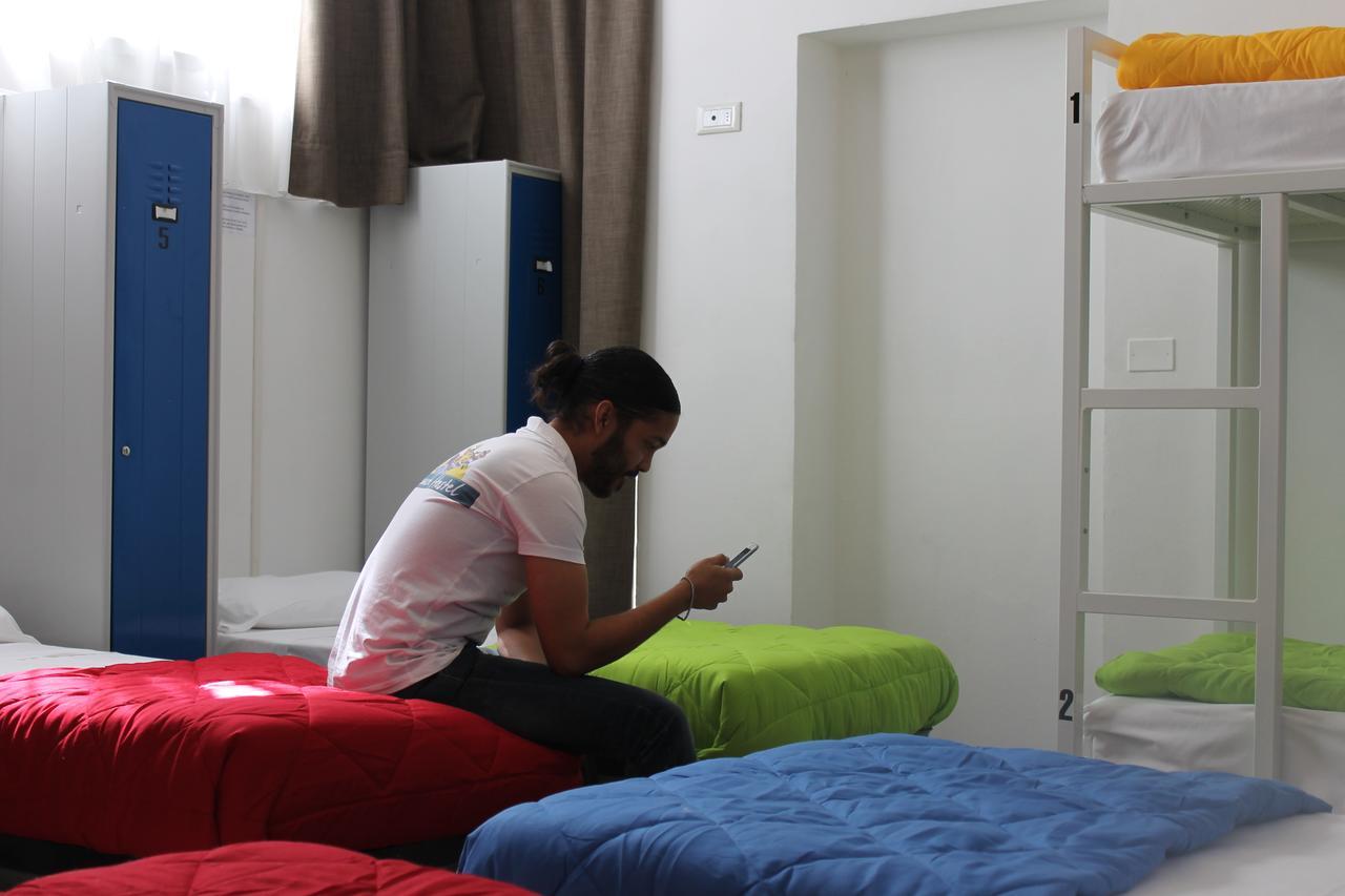 Lake Garda Beach Hostel パデンゲ・スル・ガルダ エクステリア 写真