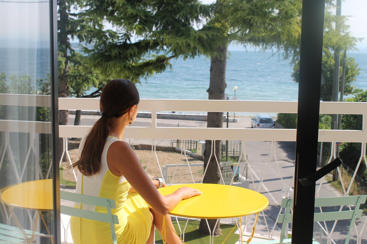 Lake Garda Beach Hostel パデンゲ・スル・ガルダ エクステリア 写真